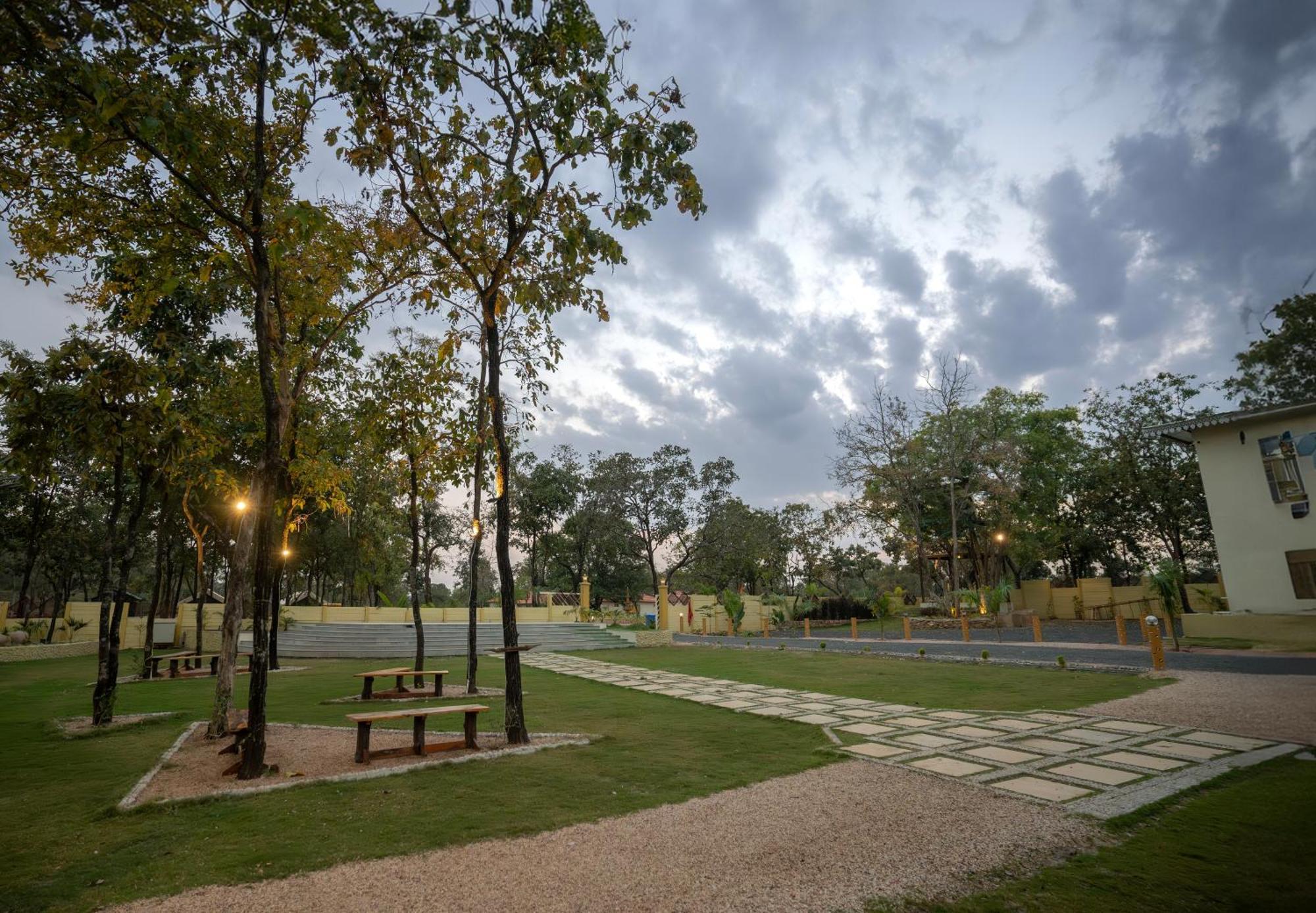 Palash The Jungle Resort Gondia Экстерьер фото